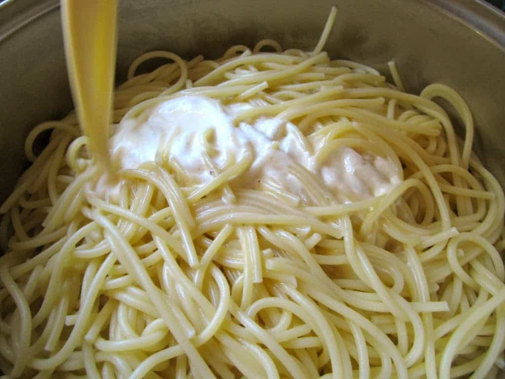 making spaghetti alla carbonara