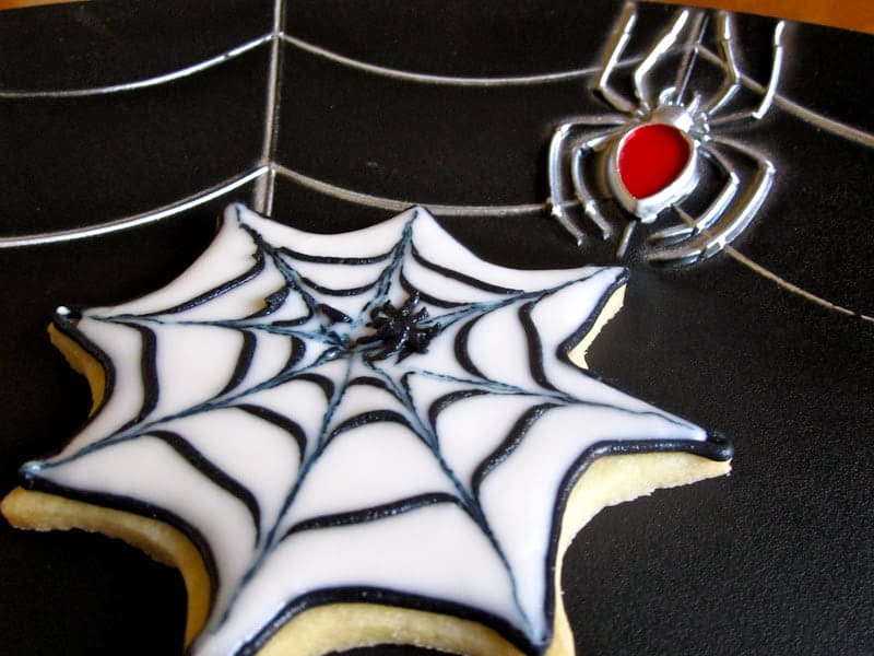 HALLOWEEN SPIDERS IN WEB SILICONE SPATULA & METAL  SPIDER COOKIE CUTTER 