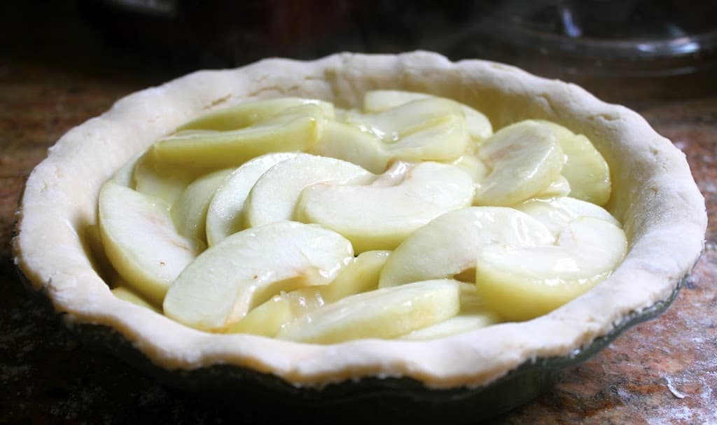 filling crust with apples