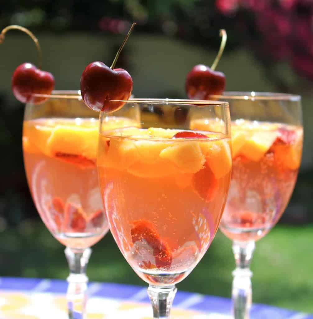 White wine summer sangria spritzer recipe cocktail