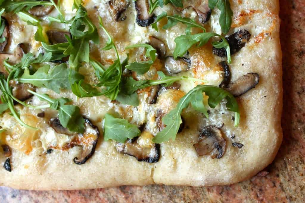 mushroom brie and arugula pizza