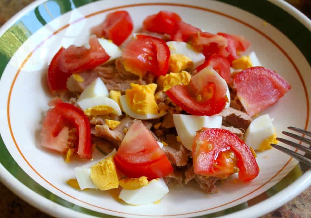 tuna egg and tomato salad