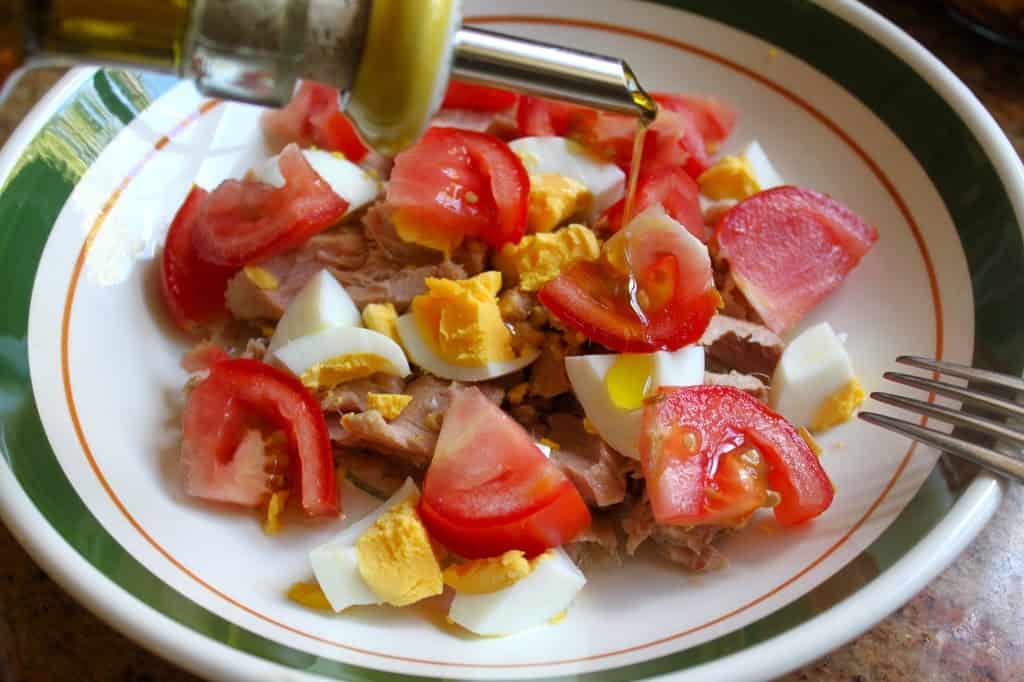 tuna egg and tomato salad