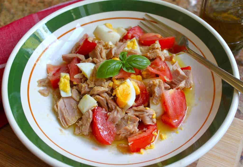tuna, egg and tomato salad