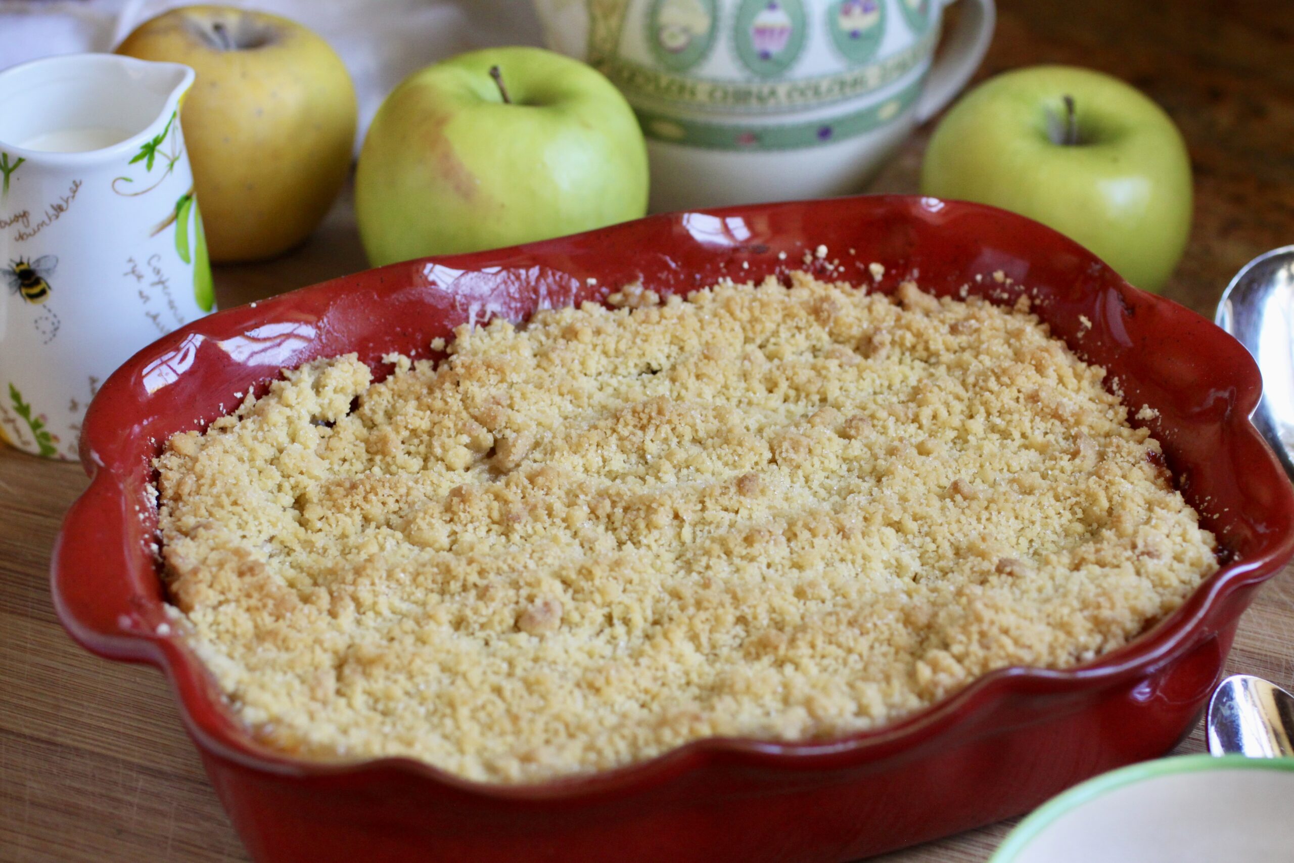 apple crumble in red dish