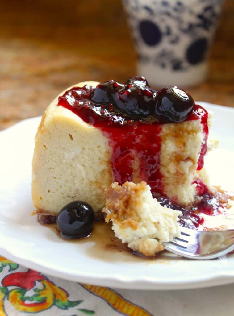 Cheesecake with cherries and jam