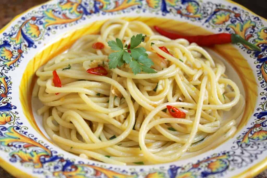Spaghetti with oil and garlic