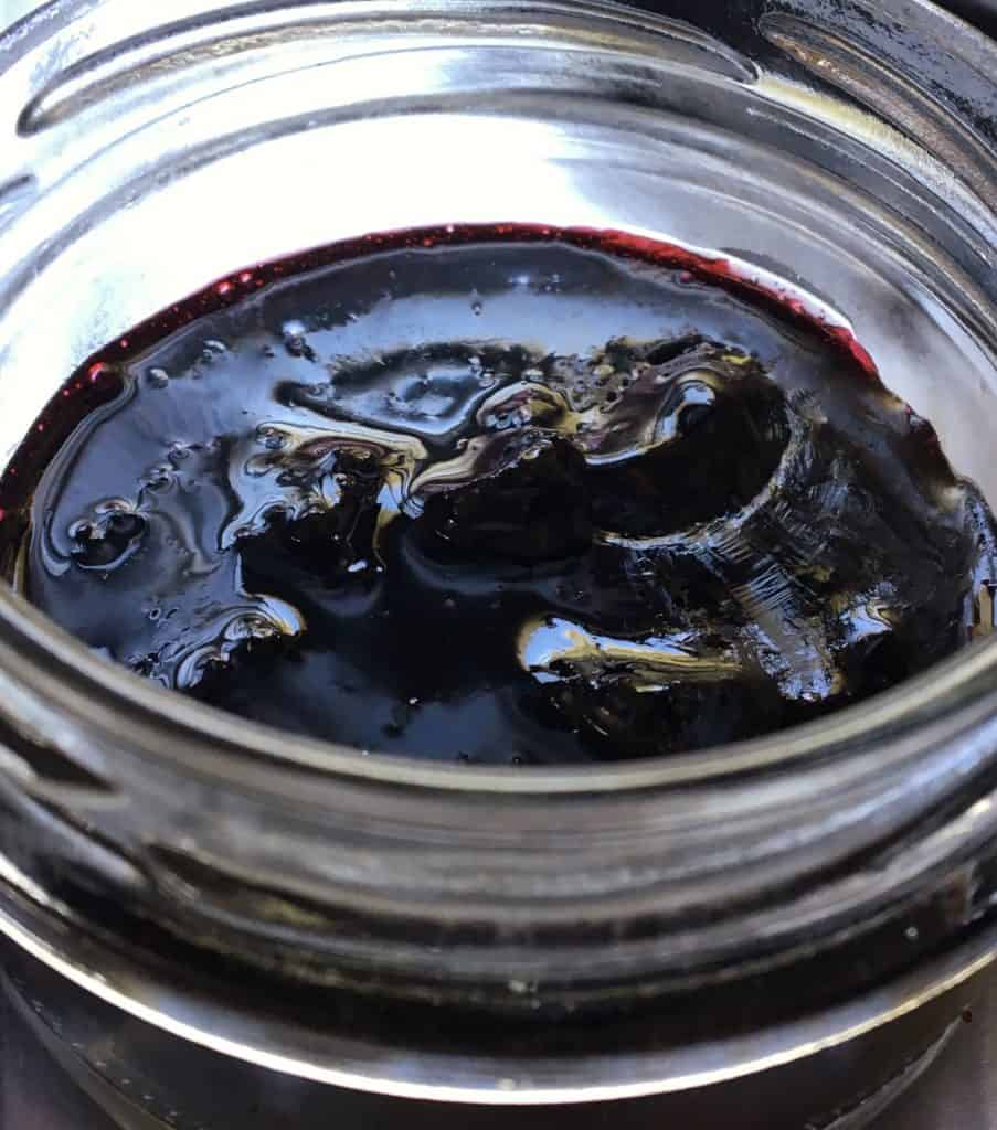 Making blackcurrant jam recipe