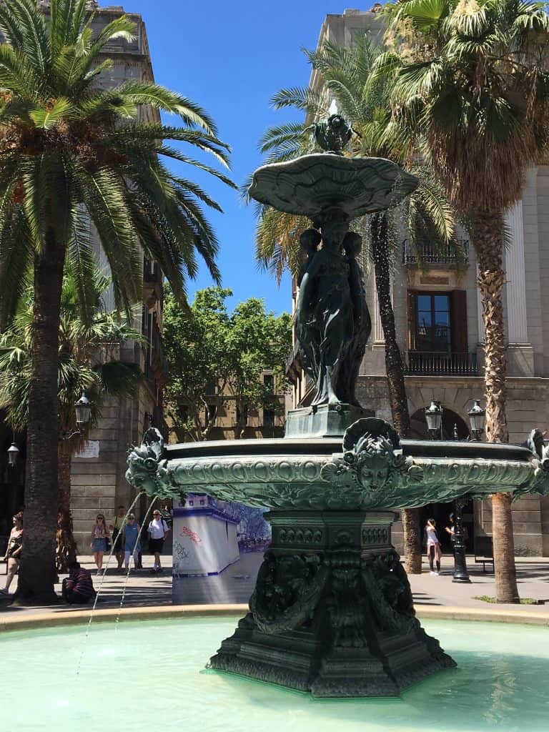 barcelona fountain palm trees