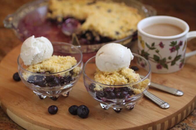 blueberry crumble with ice cream